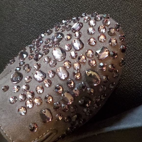 Simply Vera Wang charcoal gray flats with rhinestone on the front.  Size 7.5 - Picture 3 of 4